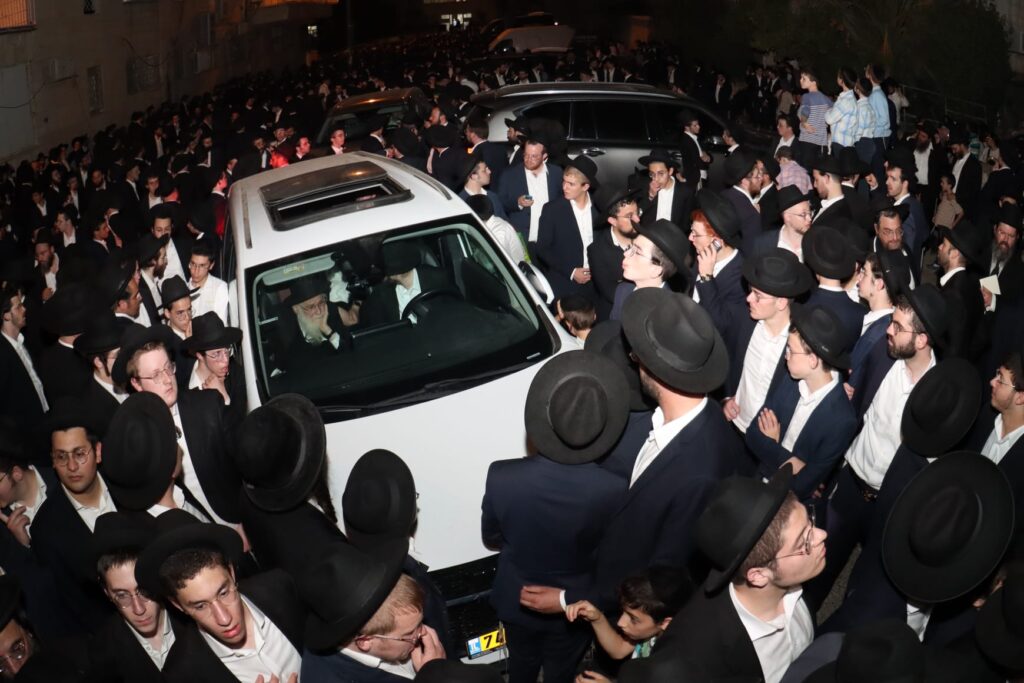 אלפים ליוו למנוחות את מיטתו של הגאון הגרב"ש דויטש