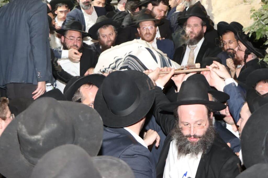 אלפים ליוו למנוחות את מיטתו של הגאון הגרב"ש דויטש