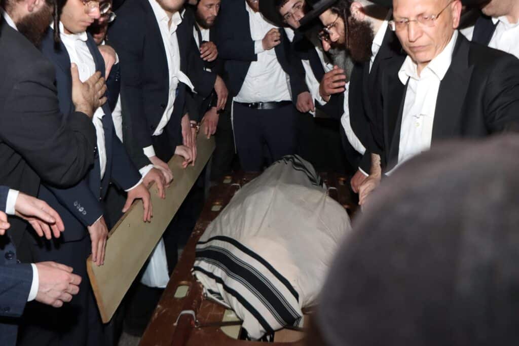 אלפים ליוו למנוחות את מיטתו של הגאון הגרב"ש דויטש