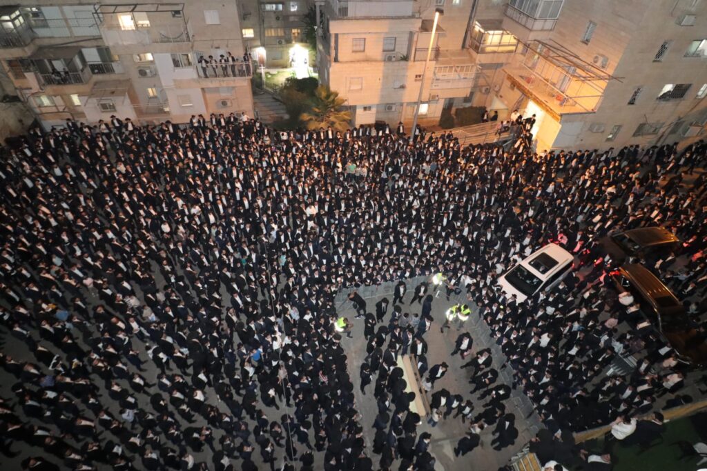 אלפים ליוו למנוחות את מיטתו של הגאון הגרב"ש דויטש