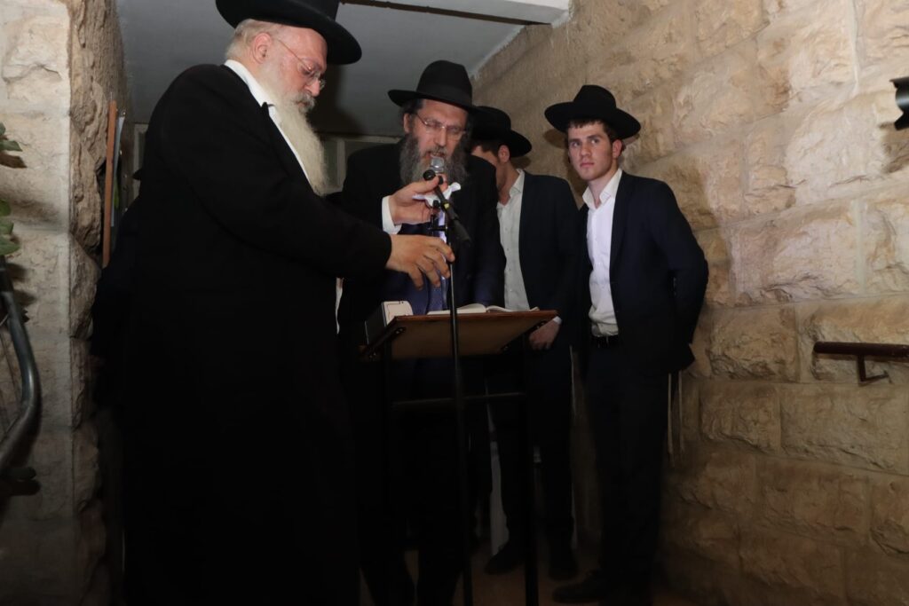 אלפים ליוו למנוחות את מיטתו של הגאון הגרב"ש דויטש