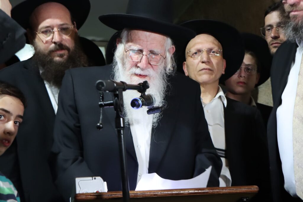 אלפים ליוו למנוחות את מיטתו של הגאון הגרב"ש דויטש