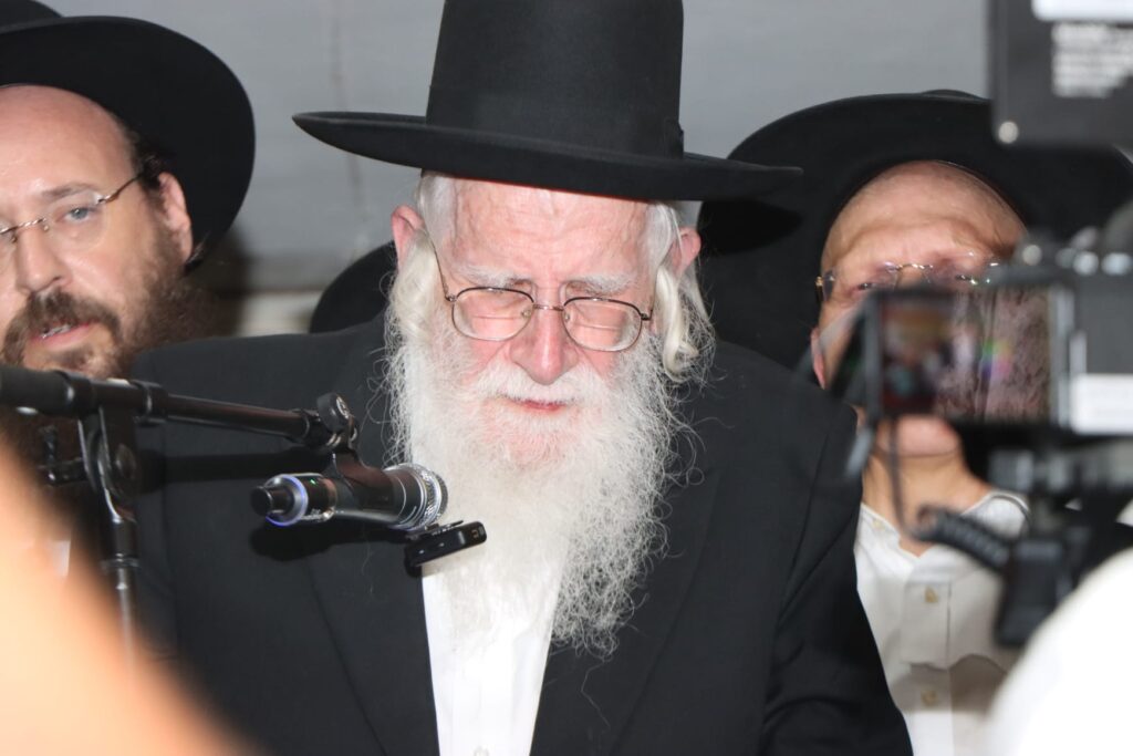 אלפים ליוו למנוחות את מיטתו של הגאון הגרב"ש דויטש