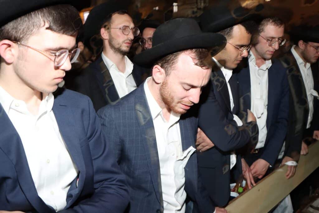 אלפים ליוו למנוחות את מיטתו של הגאון הגרב"ש דויטש