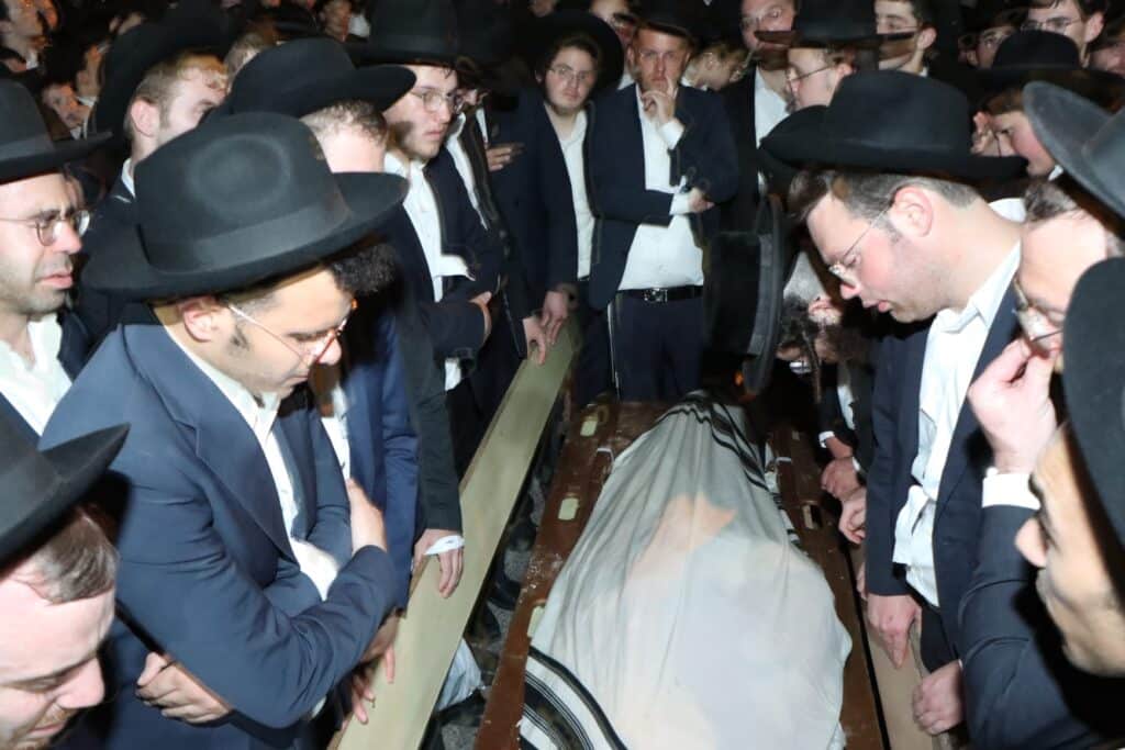 אלפים ליוו למנוחות את מיטתו של הגאון הגרב"ש דויטש