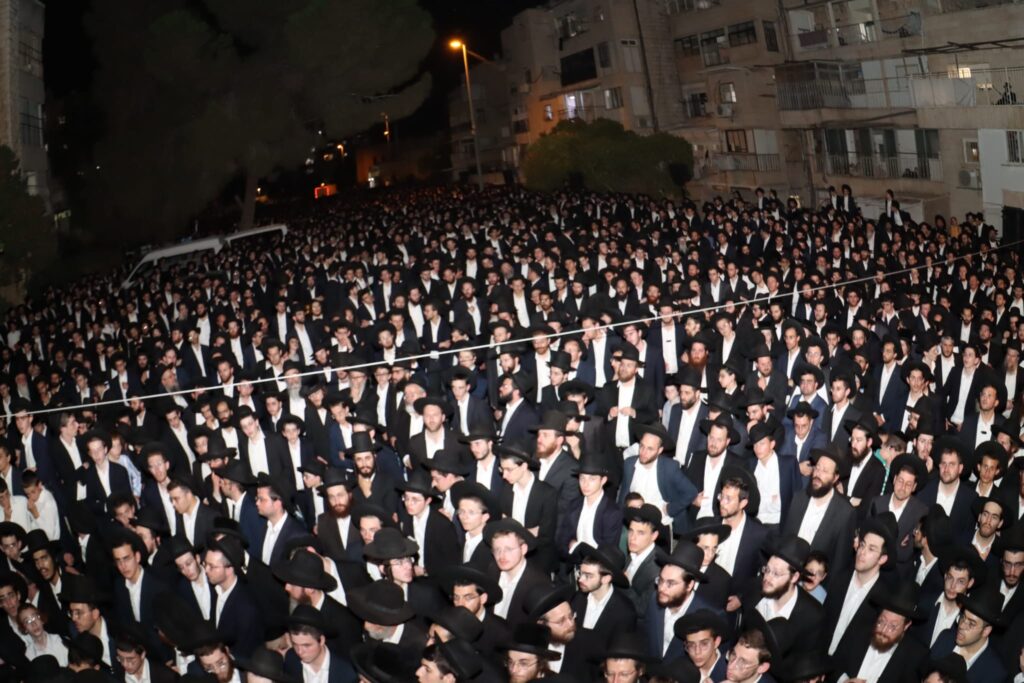 אלפים ליוו למנוחות את מיטתו של הגאון הגרב"ש דויטש