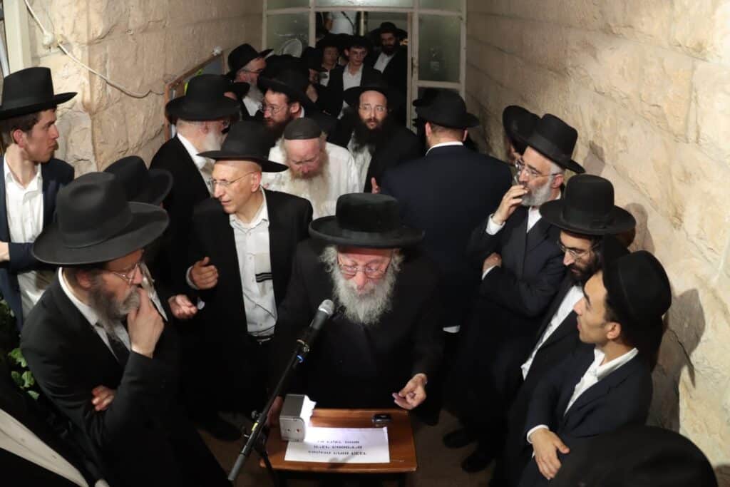 אלפים ליוו למנוחות את מיטתו של הגאון הגרב"ש דויטש