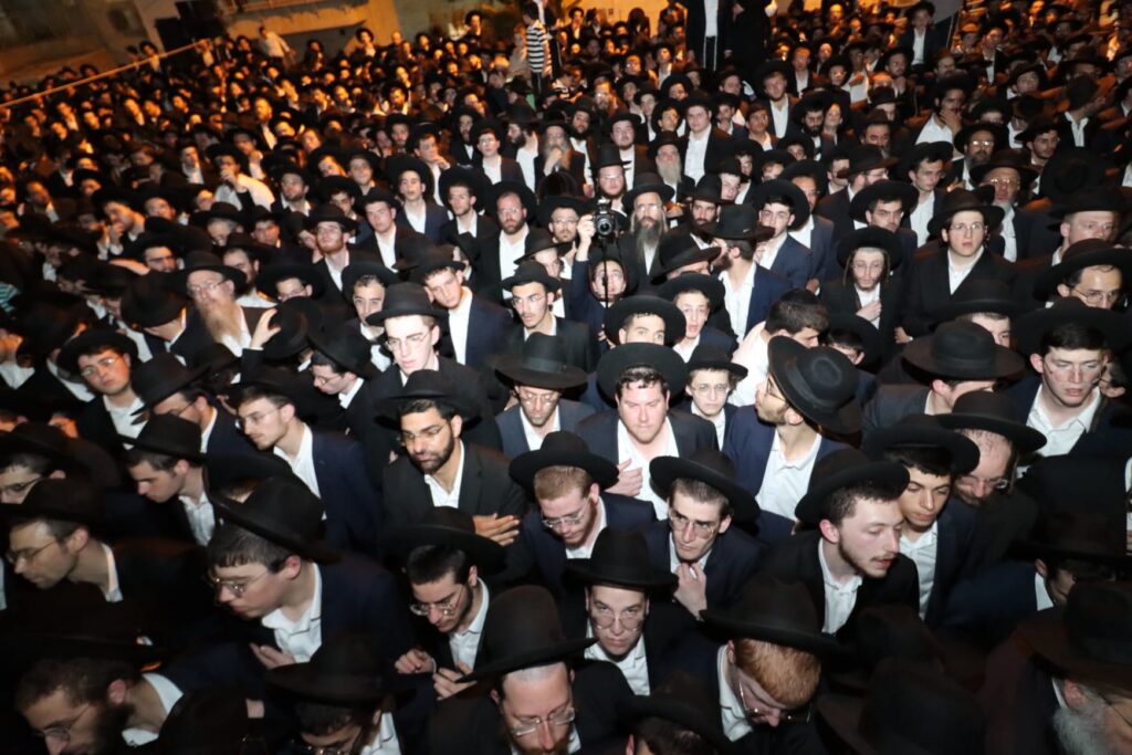 אלפים ליוו למנוחות את מיטתו של הגאון הגרב"ש דויטש