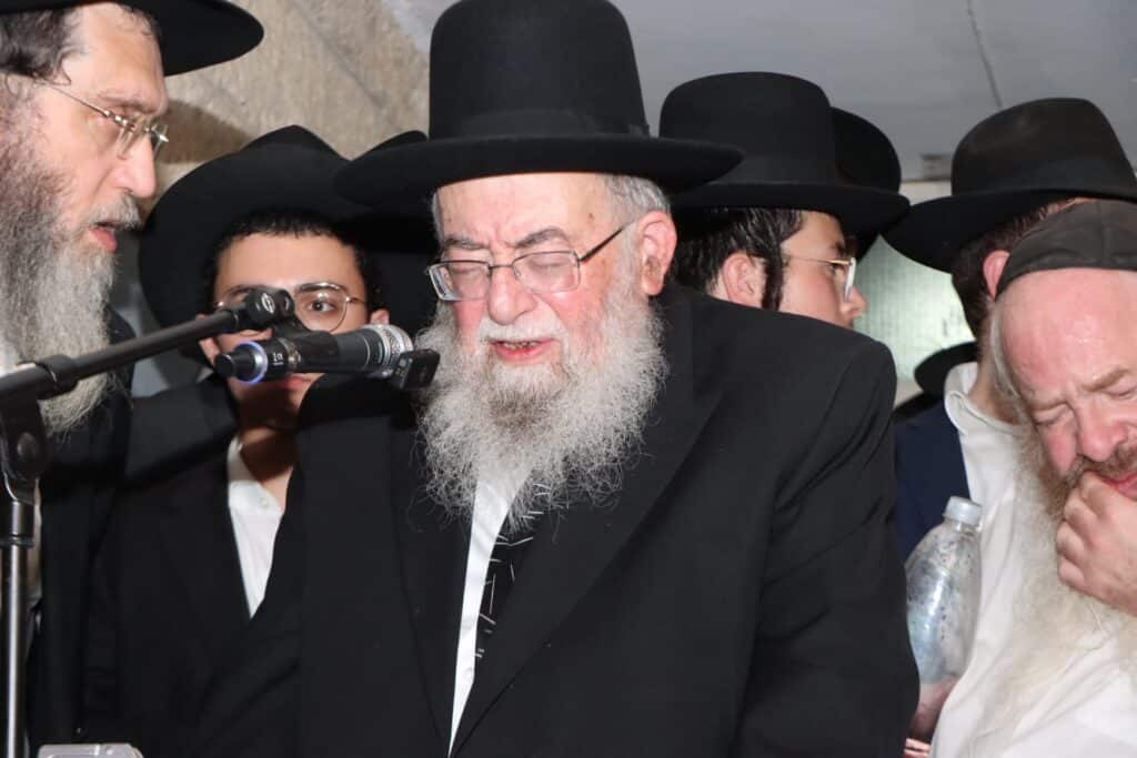 אלפים ליוו למנוחות את מיטתו של הגאון הגרב"ש דויטש