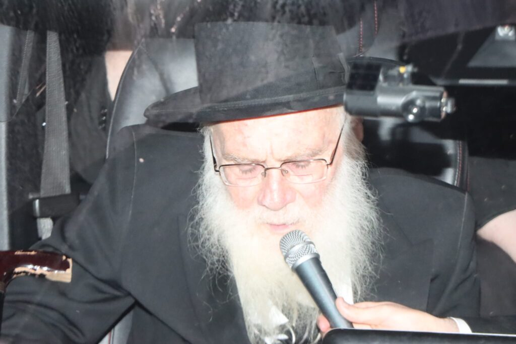 אלפים ליוו למנוחות את מיטתו של הגאון הגרב"ש דויטש