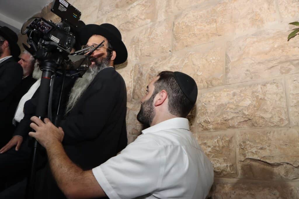 אלפים ליוו למנוחות את מיטתו של הגאון הגרב"ש דויטש