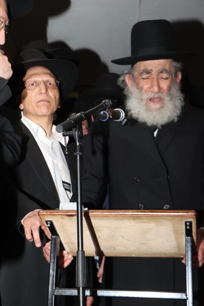 אלפים ליוו למנוחות את מיטתו של הגאון הגרב"ש דויטש