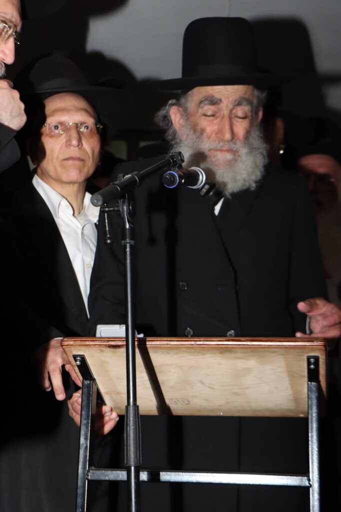 אלפים ליוו למנוחות את מיטתו של הגאון הגרב"ש דויטש