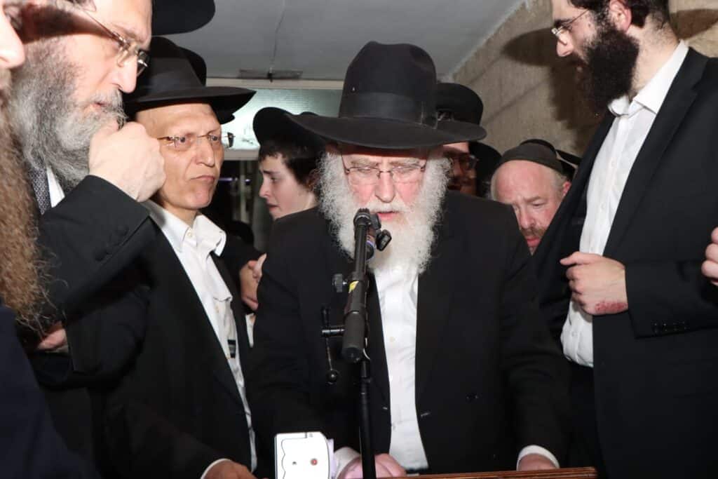 אלפים ליוו למנוחות את מיטתו של הגאון הגרב"ש דויטש