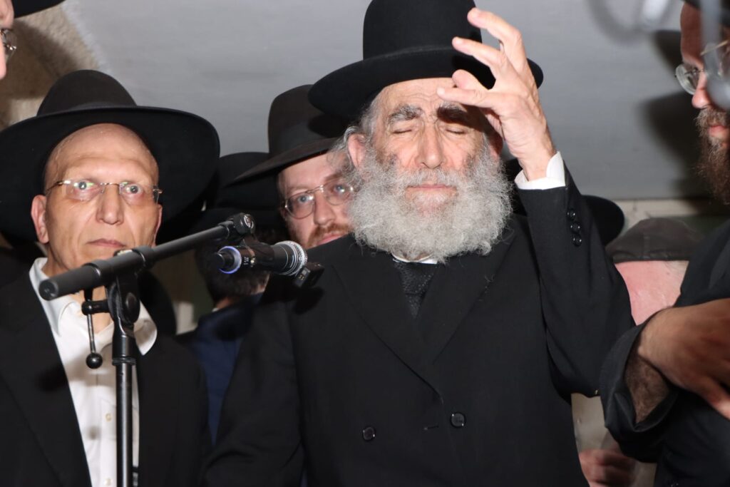 אלפים ליוו למנוחות את מיטתו של הגאון הגרב"ש דויטש