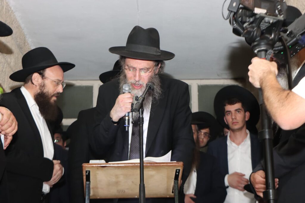 אלפים ליוו למנוחות את מיטתו של הגאון הגרב"ש דויטש