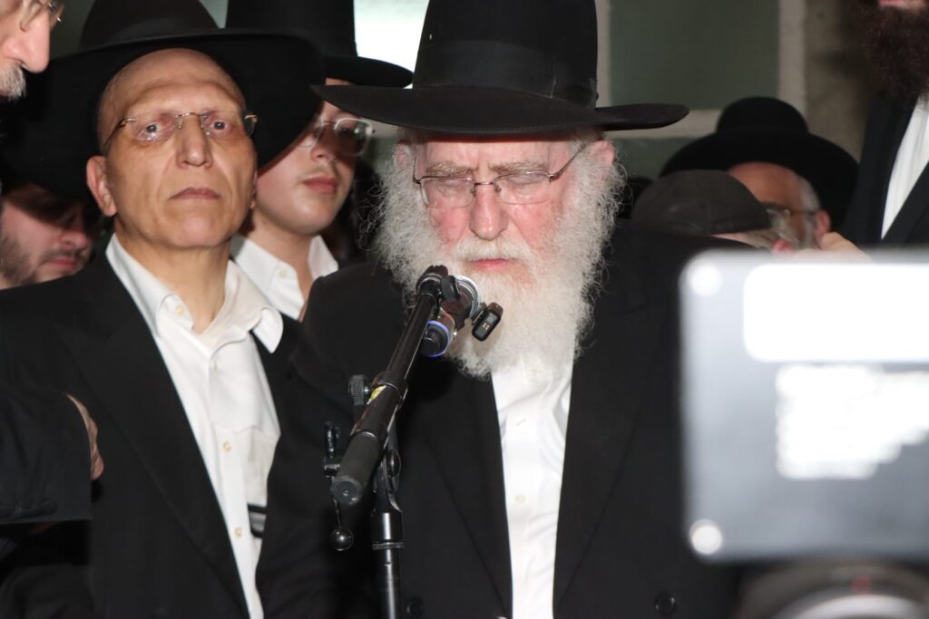 אלפים ליוו למנוחות את מיטתו של הגאון הגרב"ש דויטש