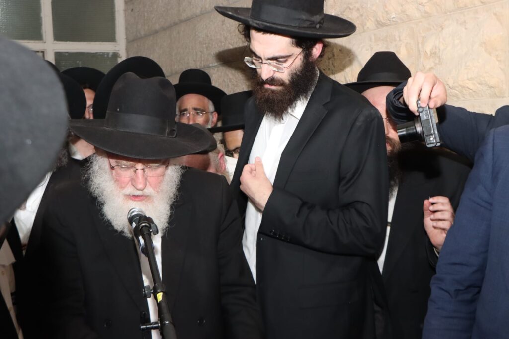 אלפים ליוו למנוחות את מיטתו של הגאון הגרב"ש דויטש