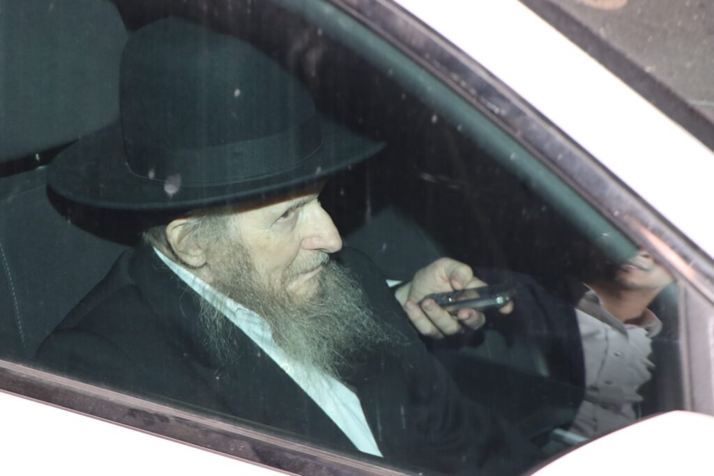 אלפים ליוו למנוחות את מיטתו של הגאון הגרב"ש דויטש