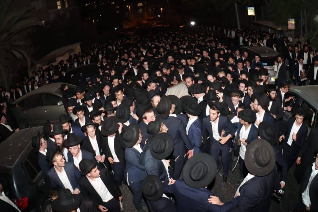 אלפים ליוו למנוחות את מיטתו של הגאון הגרב"ש דויטש