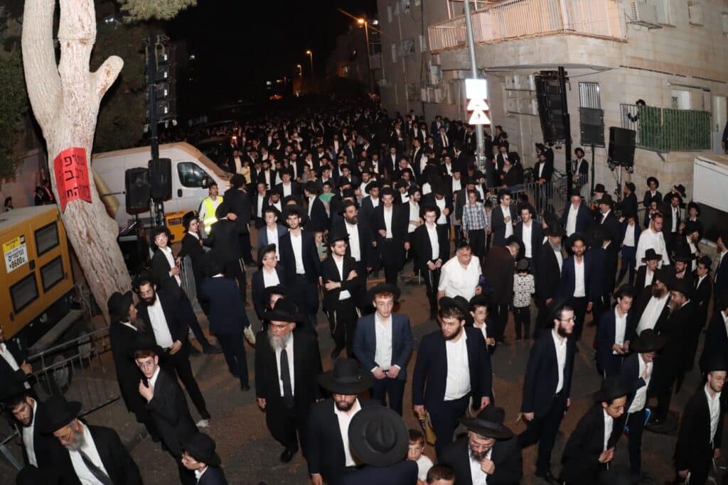 אלפים ליוו למנוחות את מיטתו של הגאון הגרב"ש דויטש