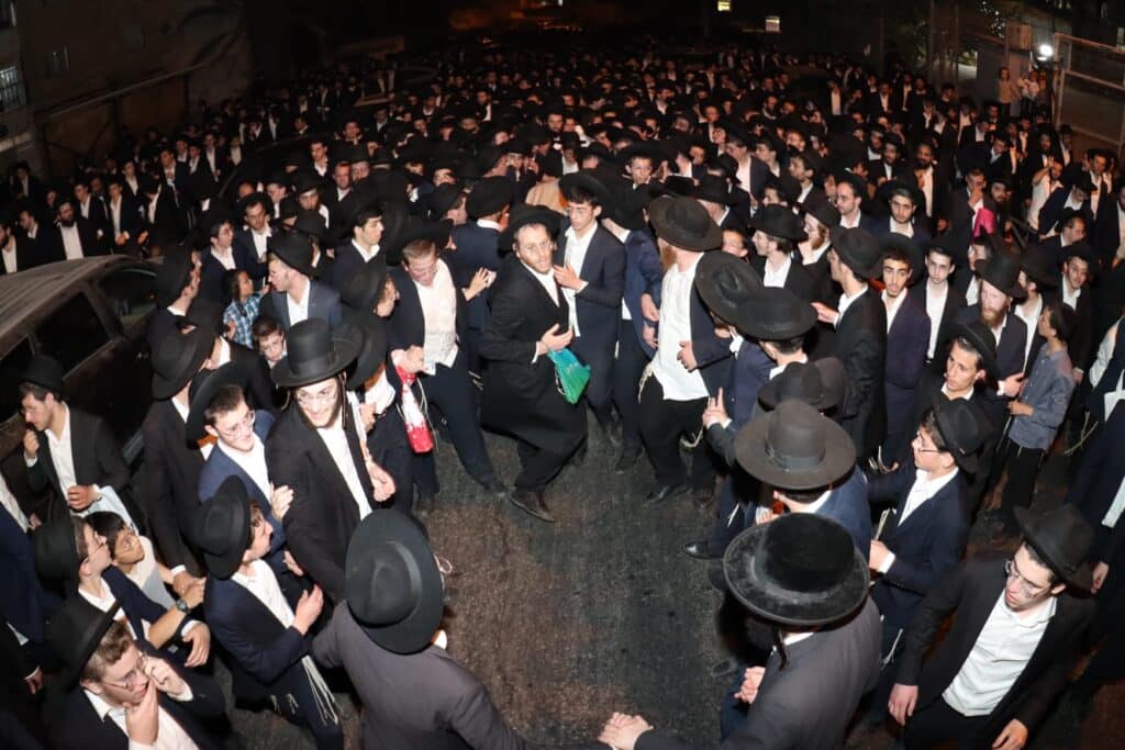 אלפים ליוו למנוחות את מיטתו של הגאון הגרב"ש דויטש