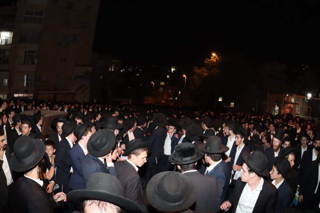 אלפים ליוו למנוחות את מיטתו של הגאון הגרב"ש דויטש