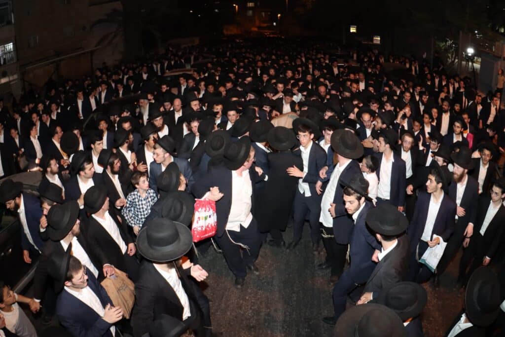 אלפים ליוו למנוחות את מיטתו של הגאון הגרב"ש דויטש