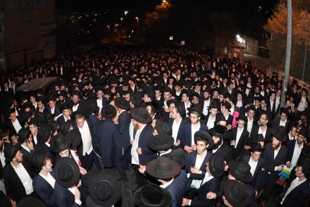 אלפים ליוו למנוחות את מיטתו של הגאון הגרב"ש דויטש
