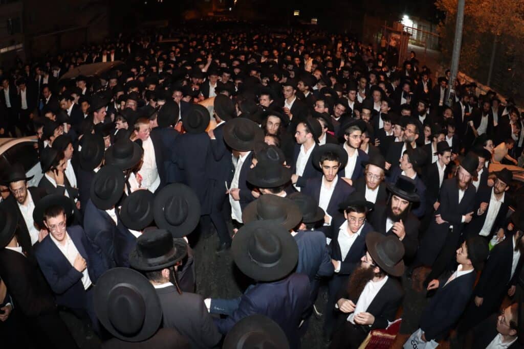 אלפים ליוו למנוחות את מיטתו של הגאון הגרב"ש דויטש