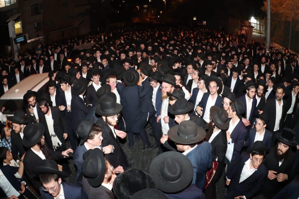 אלפים ליוו למנוחות את מיטתו של הגאון הגרב"ש דויטש