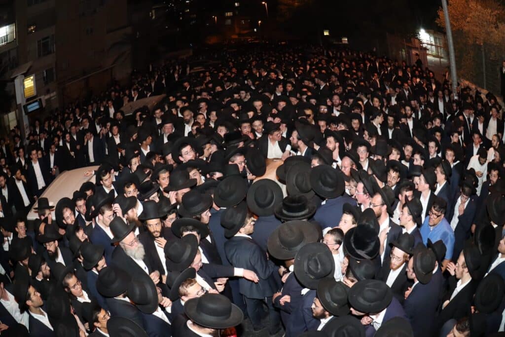 אלפים ליוו למנוחות את מיטתו של הגאון הגרב"ש דויטש