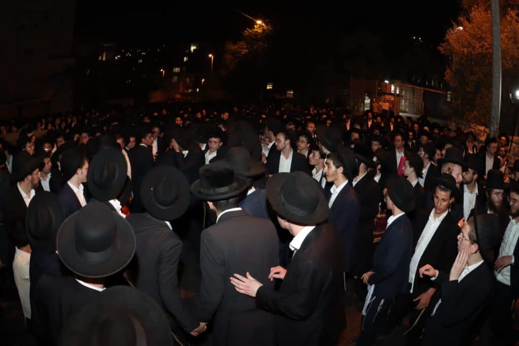 אלפים ליוו למנוחות את מיטתו של הגאון הגרב"ש דויטש