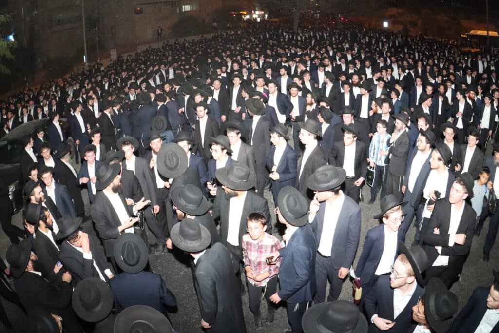 אלפים ליוו למנוחות את מיטתו של הגאון הגרב"ש דויטש