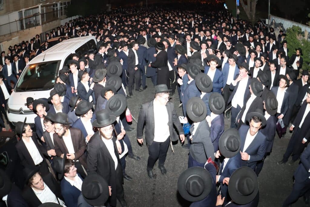 אלפים ליוו למנוחות את מיטתו של הגאון הגרב"ש דויטש