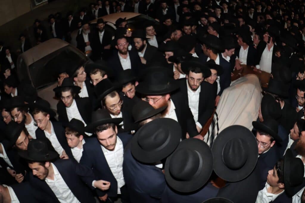 אלפים ליוו למנוחות את מיטתו של הגאון הגרב"ש דויטש
