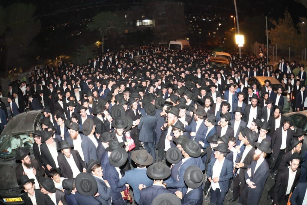 אלפים ליוו למנוחות את מיטתו של הגאון הגרב"ש דויטש