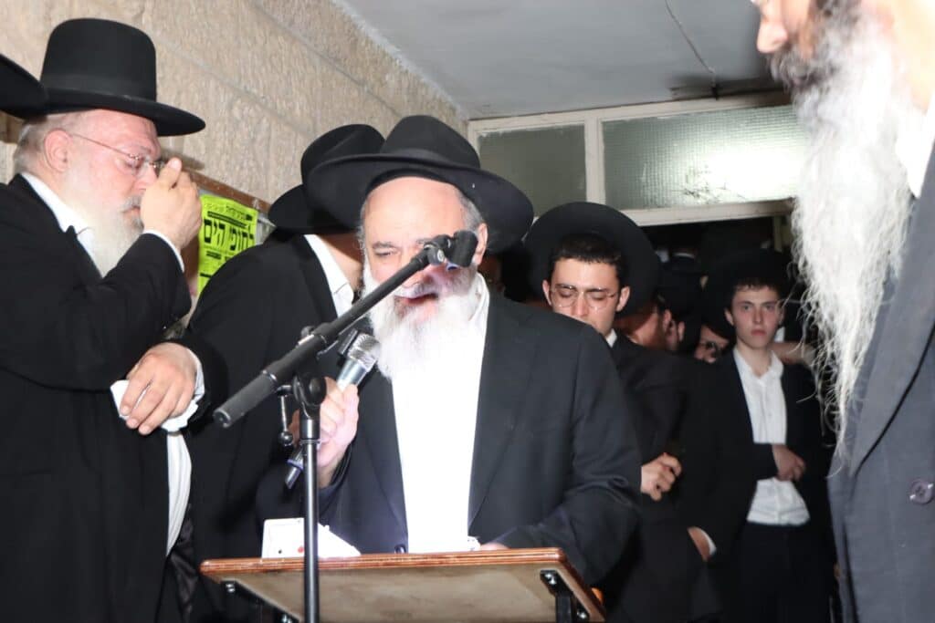 אלפים ליוו למנוחות את מיטתו של הגאון הגרב"ש דויטש