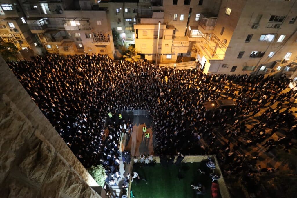 אלפים ליוו למנוחות את מיטתו של הגאון הגרב"ש דויטש