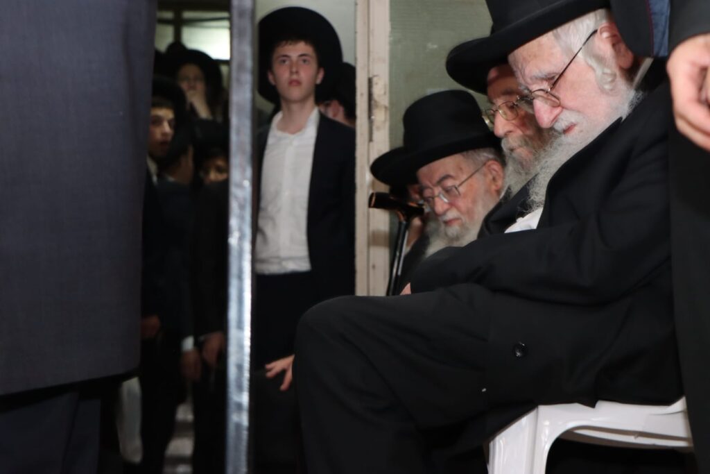 אלפים ליוו למנוחות את מיטתו של הגאון הגרב"ש דויטש