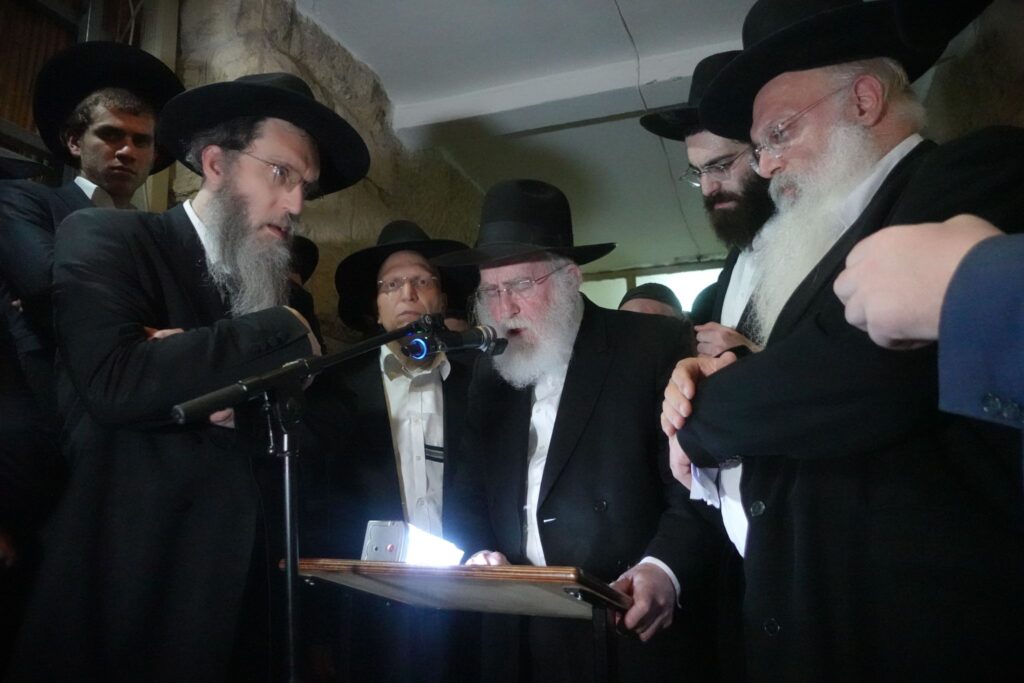 אלפים ליוו למנוחות את מיטתו של הגאון הגרב"ש דויטש