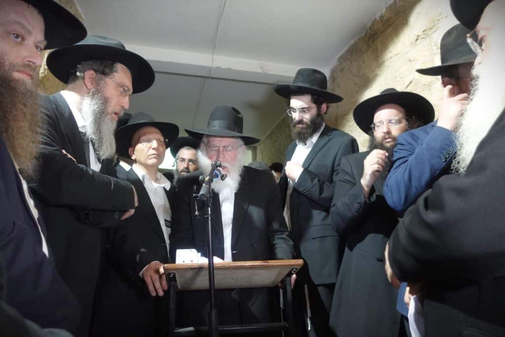 אלפים ליוו למנוחות את מיטתו של הגאון הגרב"ש דויטש