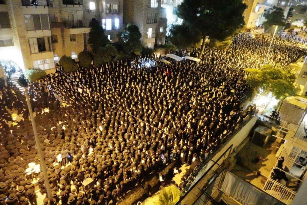 אלפים ליוו למנוחות את מיטתו של הגאון הגרב"ש דויטש