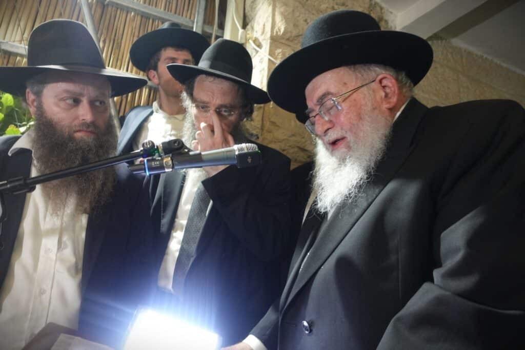 אלפים ליוו למנוחות את מיטתו של הגאון הגרב"ש דויטש