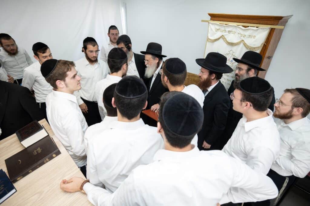 מרן הגר"ש רוזנברג ביקר בישיבת נחלת שני בנחליאל