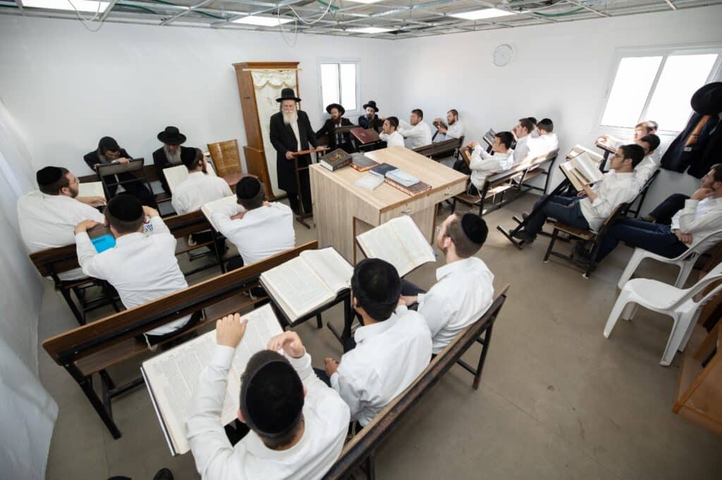 מרן הגר"ש רוזנברג ביקר בישיבת נחלת שני בנחליאל