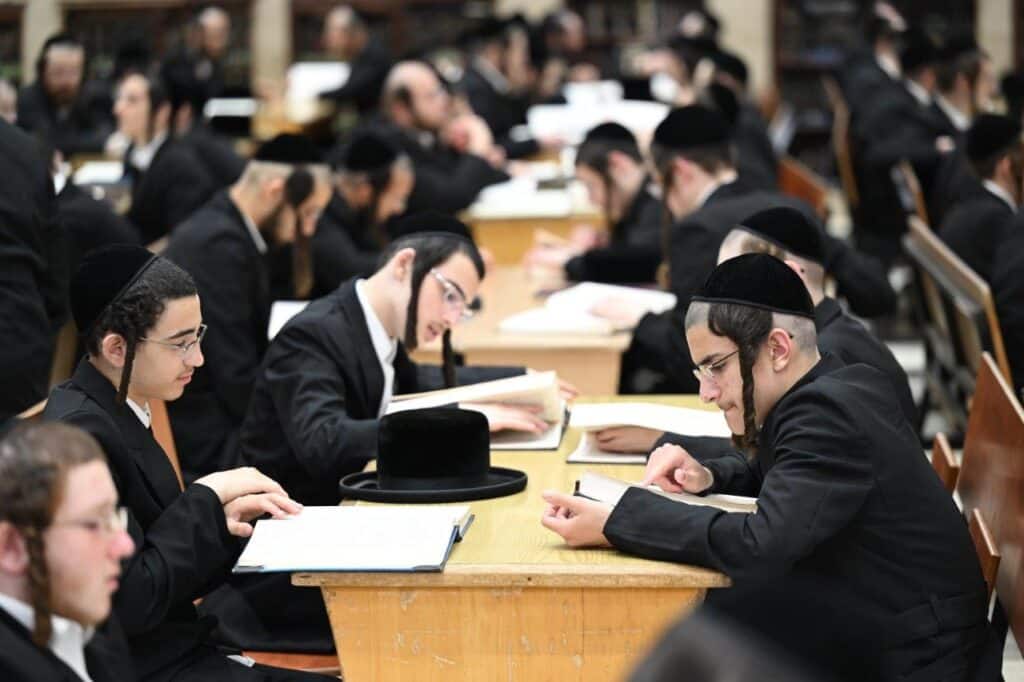 עם שיחה מהאדמו"ר: בישיבות צאנז פתחו את זמן אלול עם שיחה מהאדמו"ר: בישיבות צאנז פתחו את זמן אלול