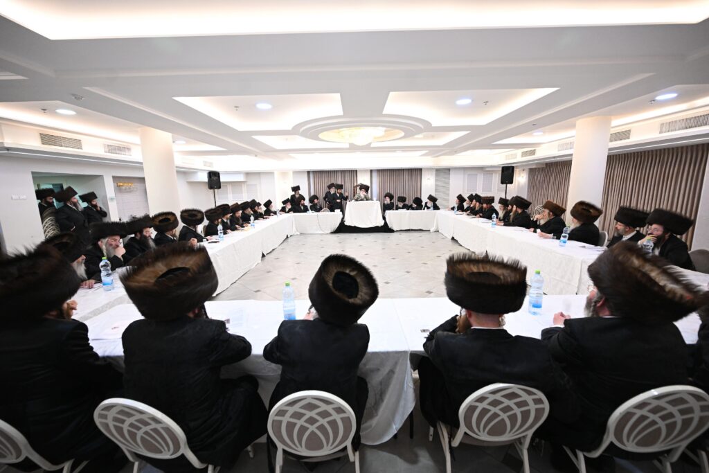האדמו"ר מצאנז זימן לכנס דחוף את רבני ודייני החסידות