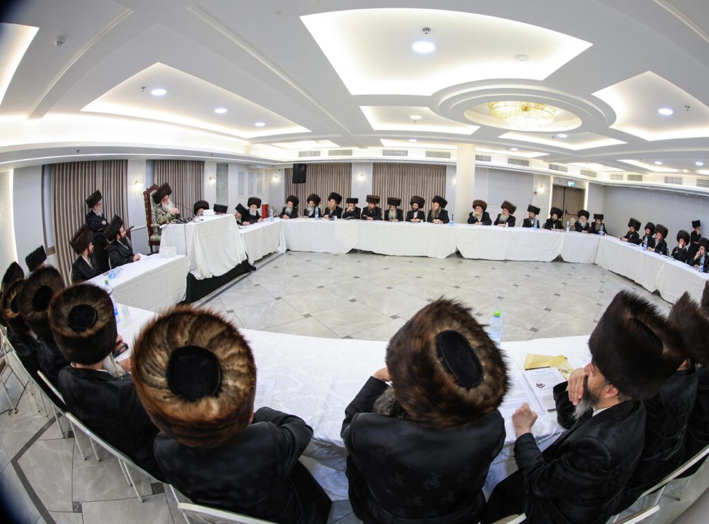 האדמו"ר מצאנז זימן לכנס דחוף את רבני ודייני החסידות