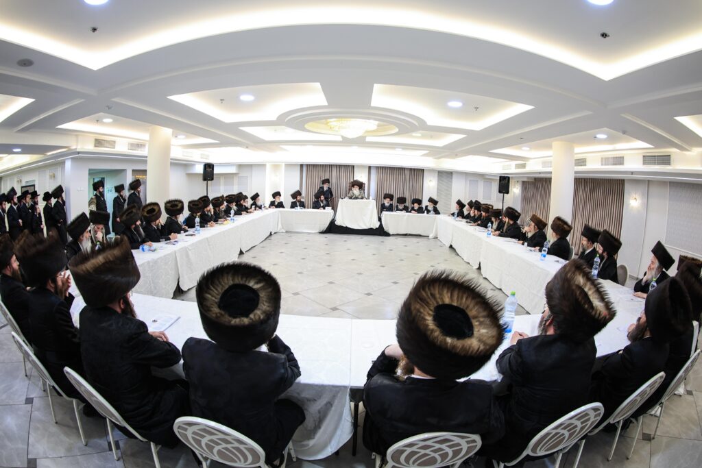 האדמו"ר מצאנז זימן לכנס דחוף את רבני ודייני החסידות